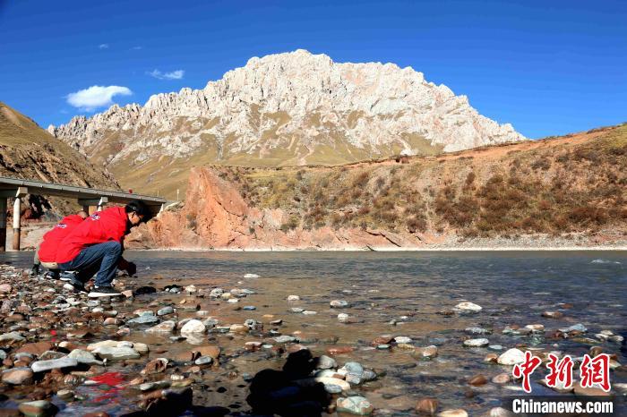 圖為中外記者在雜多縣境內的瀾滄江干流采訪當地生態(tài)保護情況?！?zhí)砀?攝