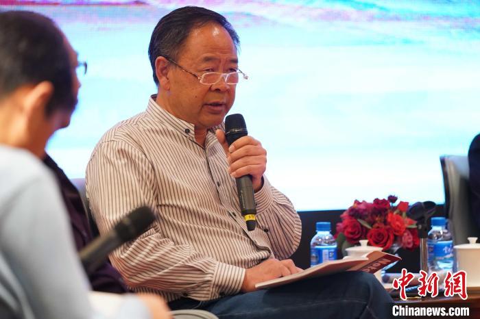 圖為青海省藝術(shù)研究所所長(zhǎng)、文化學(xué)者耿占坤發(fā)表觀點(diǎn)?！√K丹 攝