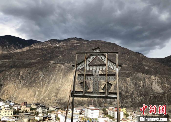 圖為處在山巒腳下的奔子欄?！】姵?攝