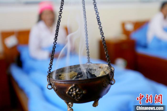 圖為藏醫(yī)熏藥療法?！「哒?攝