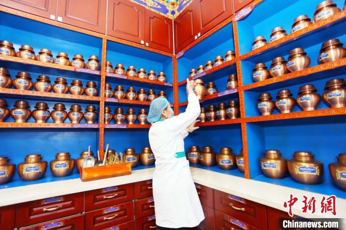 近年來，夏河縣藏醫(yī)醫(yī)院在基礎(chǔ)設(shè)施、醫(yī)療服務(wù)、業(yè)務(wù)拓展、人才梯隊、制度建設(shè)等都發(fā)生了巨大變化?！「哒?攝