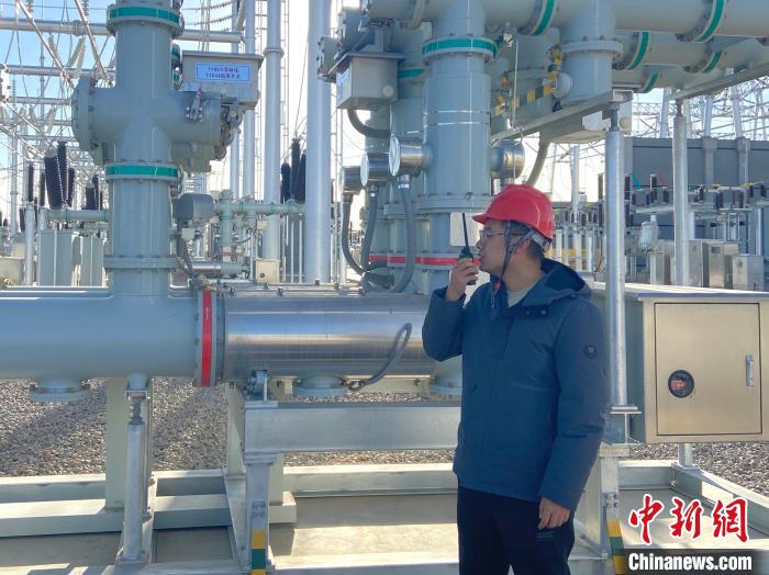 圖為國網(wǎng)青海檢修公司專業(yè)人員在沙柳變電站驗收設備。　唐胥 攝