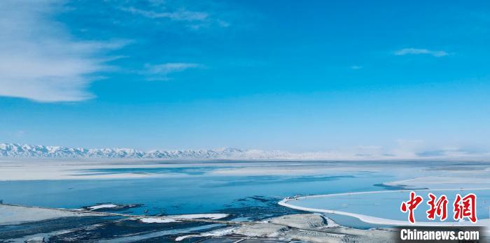 圖為冬季茶卡天空壹號景區(qū)?！±罱瓕?攝