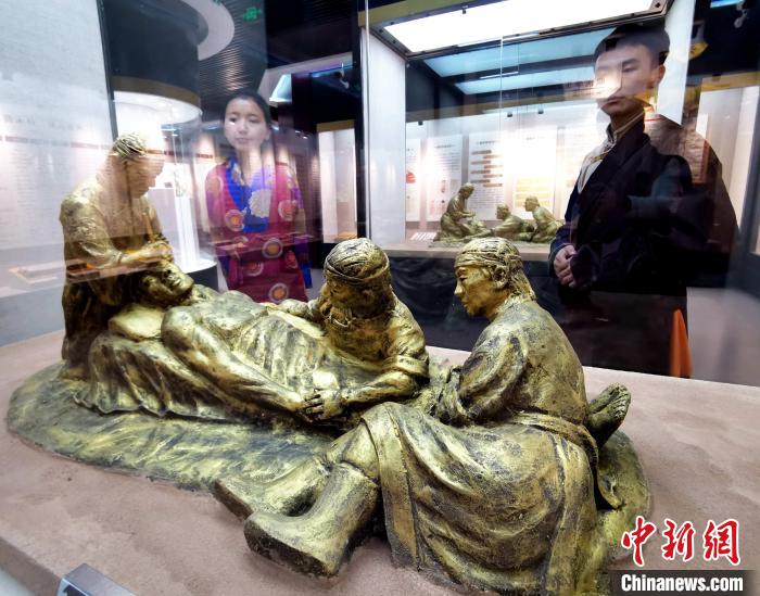 圖為模擬的藏醫(yī)眼科手術場景?！?zhí)砀?攝