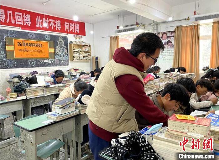 學(xué)生在免費(fèi)輔導(dǎo)班上課。　尼瑪初 攝