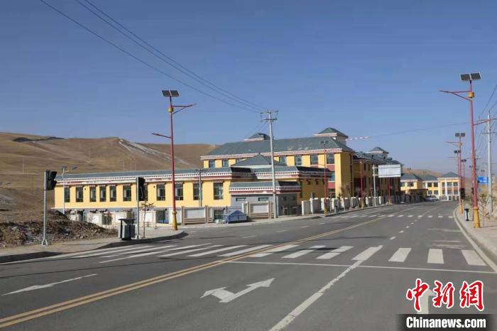 青海黃河岸畔“脫貧戰(zhàn)歌”：村民感受“穩(wěn)穩(wěn)的幸?！?/></a></div>
                        <div   id=