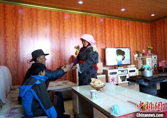 圖為易地搬遷后的哇保家?！〔彭?xiàng)什姐 攝