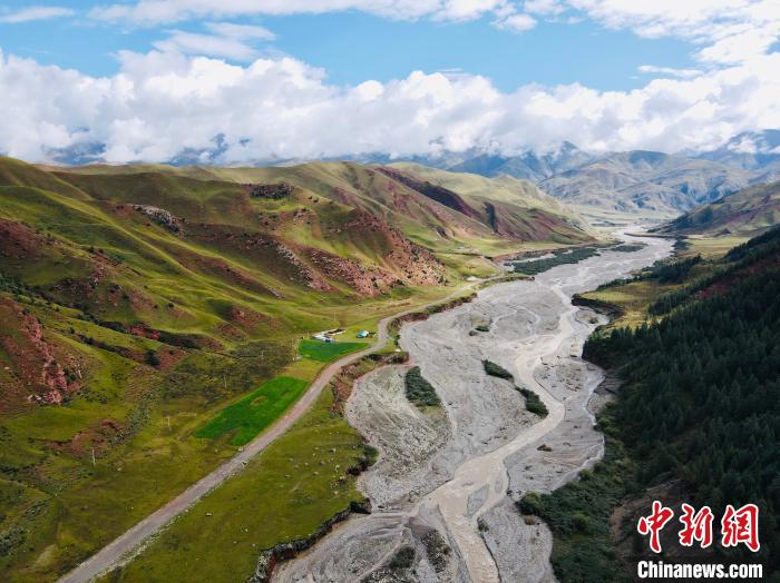 資料圖為祁連山國家公園青海片區(qū)?！±罱瓕?攝