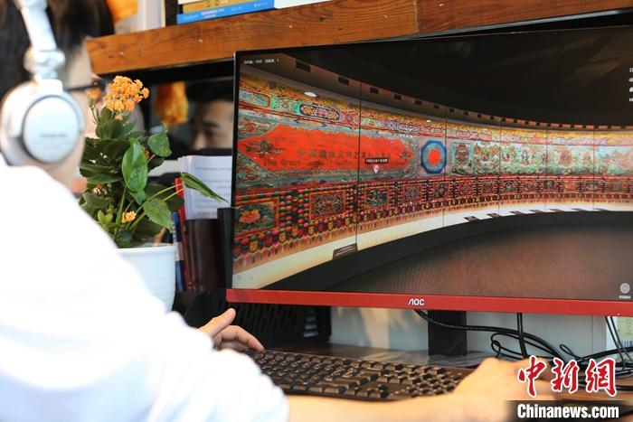 2月23日，青海西寧，市民利用VR瀏覽長(zhǎng)達(dá)608米的《中國(guó)藏族文化藝術(shù)彩繪大觀》。農(nóng)歷辛丑牛年新年“巧遇”藏歷鐵牛新年，青海高原農(nóng)牧民特別是生活在城市的藏族民眾，正享受從“流口水”的糌粑到“鎮(zhèn)館之寶”VR體驗(yàn)的味覺(jué)、視覺(jué)“大餐”之變。<a target='_blank' ><p  align=