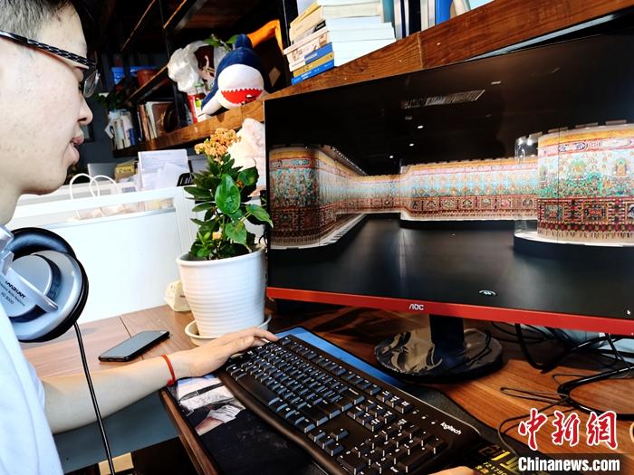 2月23日，青海西寧，市民利用VR瀏覽長(zhǎng)達(dá)608米的《中國(guó)藏族文化藝術(shù)彩繪大觀》。農(nóng)歷辛丑牛年新年“巧遇”藏歷鐵牛新年，青海高原農(nóng)牧民特別是生活在城市的藏族民眾，正享受從“流口水”的糌粑到“鎮(zhèn)館之寶”VR體驗(yàn)的味覺(jué)、視覺(jué)“大餐”之變。<a target='_blank' ><p  align=