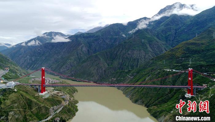 圖為雅康高速瀘定大渡河大橋?！⒅铱?攝