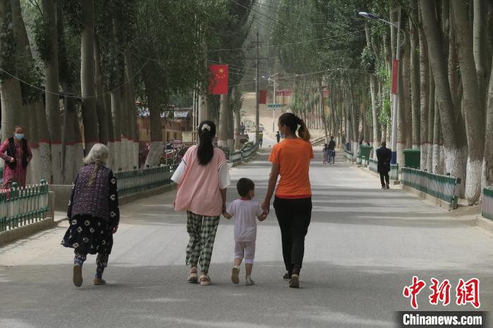 圖為進(jìn)藏先遣英雄連誓師地原址所在的新疆維吾爾自治區(qū)和田地區(qū)于田縣普魯村現(xiàn)貌?！畛坛?攝