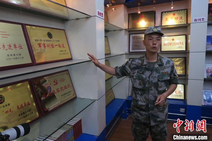 圖為南疆軍區(qū)某合成團(tuán)1連連長(zhǎng)齊楠?！畛坛?攝