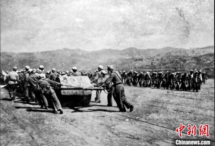 十八軍戰(zhàn)士修建機場跑道。(歷史圖片由十八軍后代張小康提供，劉炳科翻拍)