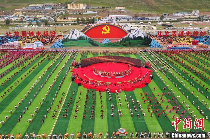 圖為玉樹藏族自治州成立70周年慶祝大會現(xiàn)場?！●R銘言 攝