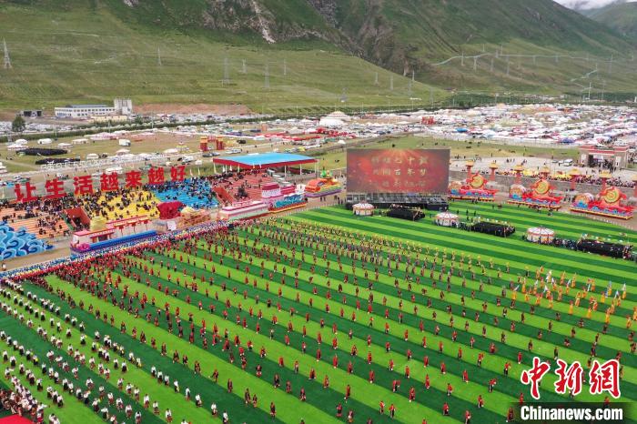 圖為玉樹藏族自治州成立70周年慶祝大會現(xiàn)場?！●R銘言 攝