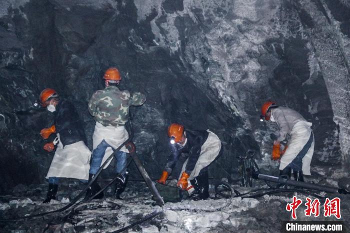 隧道開挖作業(yè)施工現(xiàn)場(chǎng)?！】蛋蛡髅焦﹫D