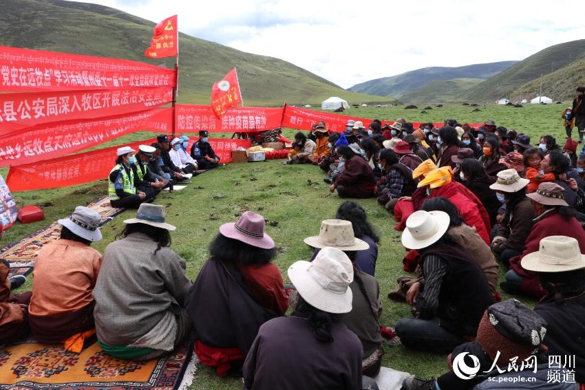 草地上宣講。巴登攝