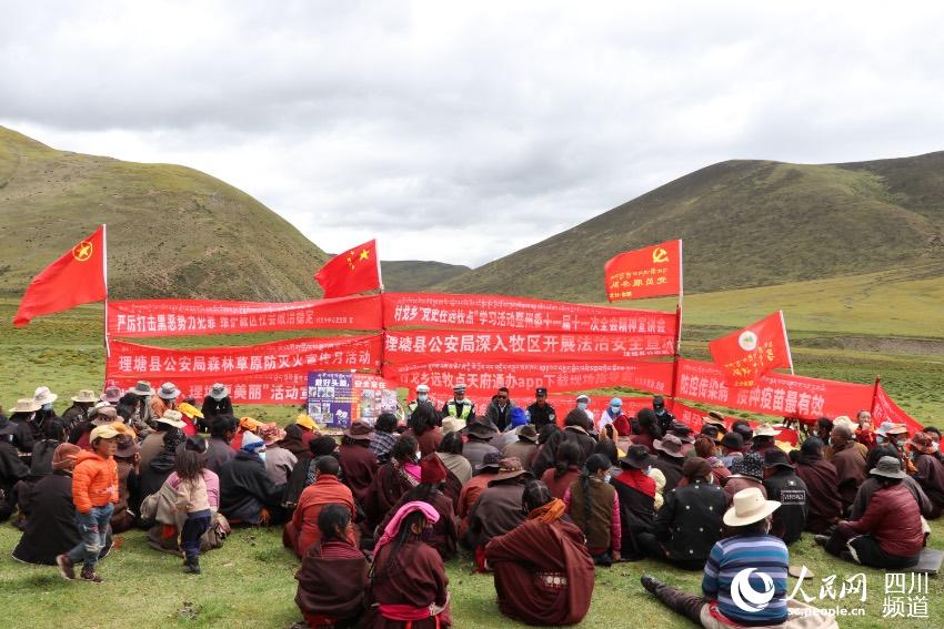 草地上宣講。巴登攝