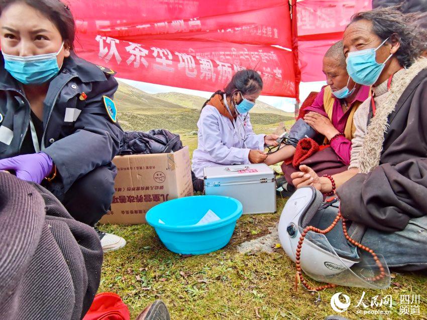 給牧民檢查身體。巴登攝