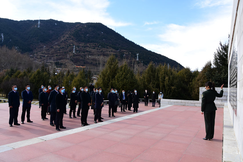 學(xué)習(xí)中心組在紅軍長(zhǎng)征紀(jì)念碑碑園。松潘縣融媒體中心供圖