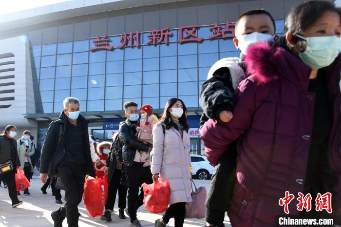 圖為搬遷民眾剛出火車站?！《P 攝