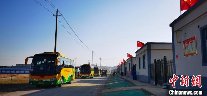 圖為搬遷民眾抵達安置區(qū)。　魏建軍 攝