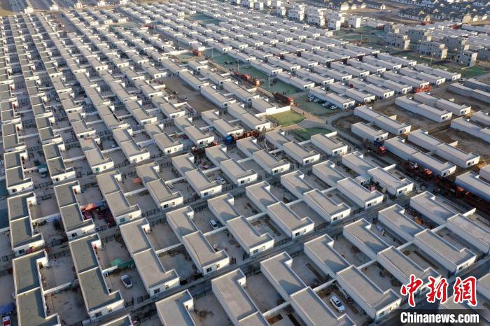 圖為蘭州新區(qū)移民安置區(qū)?！《P 攝