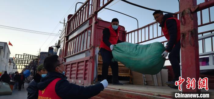 圖為志愿者幫忙搬運家具等物資?！∥航ㄜ?攝