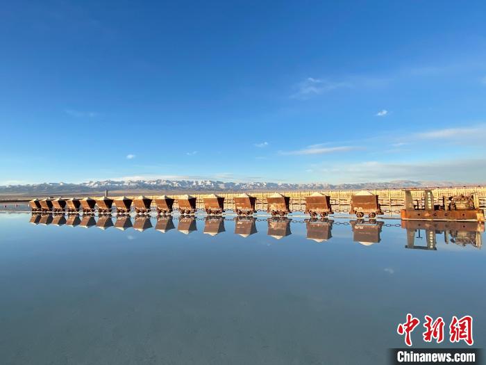 圖為小火車倒影在湖中，湖面如圖明鏡一般?！●R翔 攝