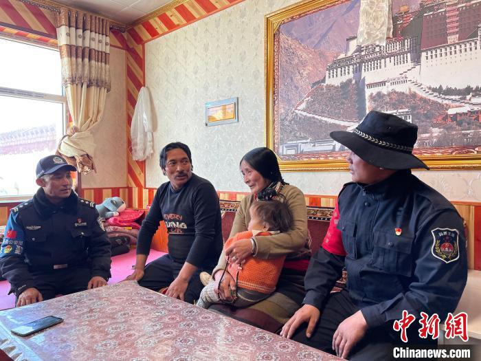 圖為派出所民警和義警入戶了解情況?！∑罾C娟 攝