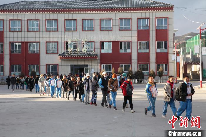 圖為瑪沁縣第一民族中學?！『F龍 攝