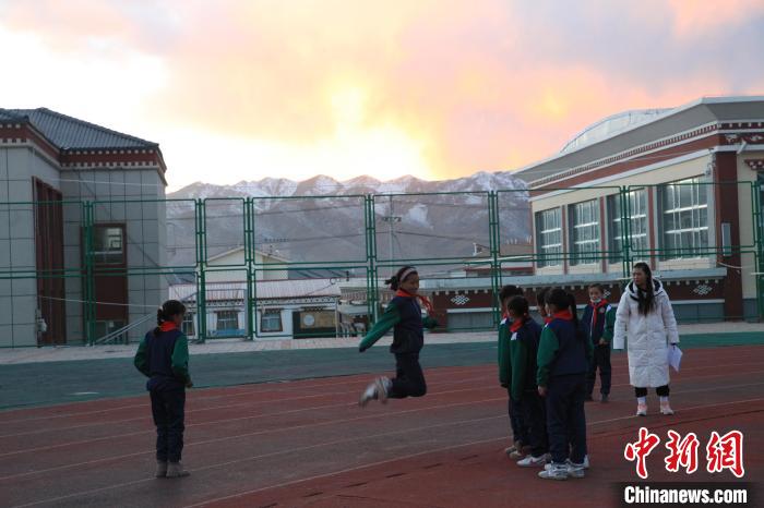 圖為學生們開展社團活動。　胡貴龍 攝