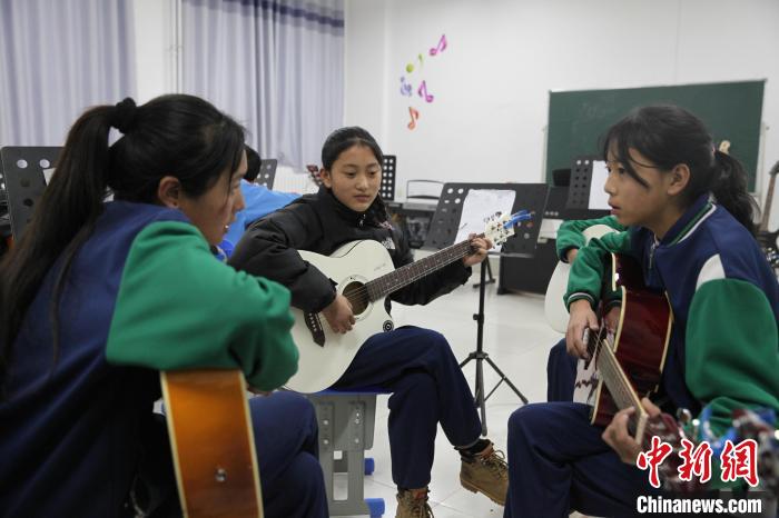 青?，斍撸簻p負不減質(zhì)“均衡發(fā)展”是教育關(guān)鍵詞