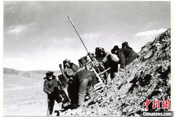 中鐵西北院科技工作者肩挑手扛運送地質(zhì)鉆機。(資料圖) 中鐵西北科學(xué)研究院供圖