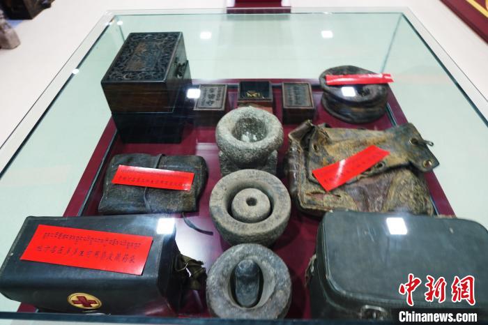 圖為藏醫(yī)傳統制藥石鍋石槽?！●R銘言 攝