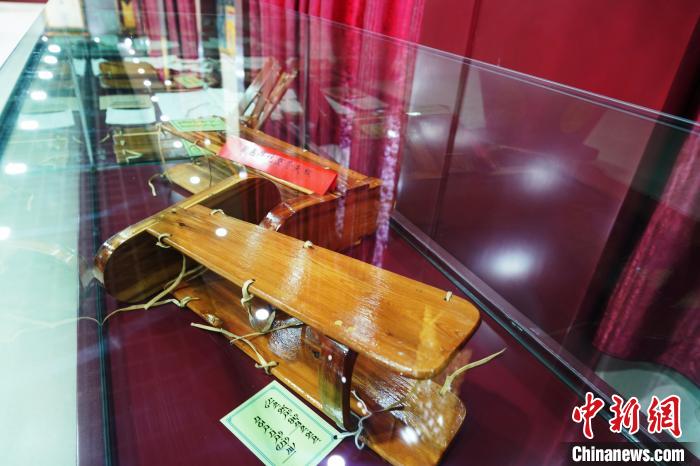 圖為藏醫(yī)外治骨科夾板?！●R銘言 攝