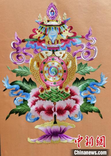 圖為藏繡作品?！∑钤鲚?攝