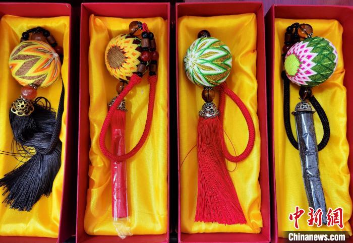 圖為藏繡手工藝品。　祁增蓓 攝