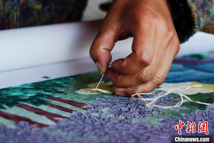 圖為“藏繡”細(xì)節(jié)圖?！●R銘言 攝