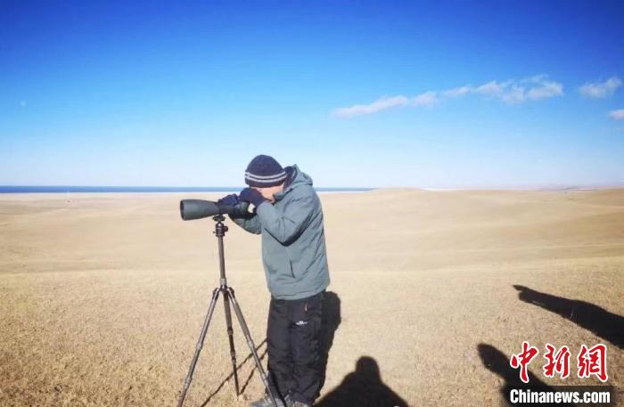 圖為工作人員正在進(jìn)行監(jiān)測(cè)?！∏嗪：皡^(qū)保護(hù)利用管理局供圖