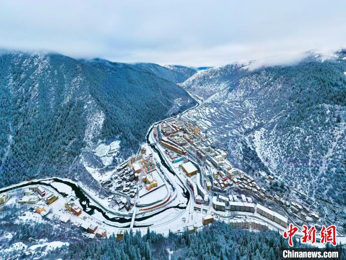 壤塘的雪后美景?！∪捞量h融媒體中心供圖