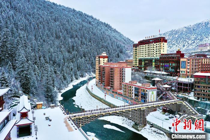 壤塘的雪后美景?！∪捞量h融媒體中心供圖