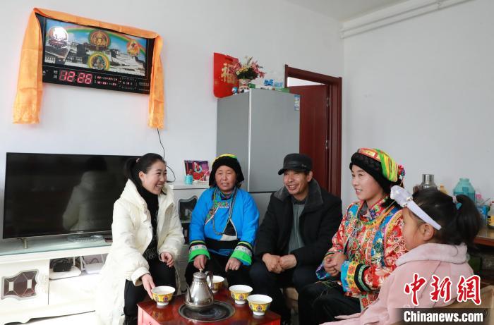 新家是兩層小樓房，一樓布置得充滿現(xiàn)代感，喝著藏式奶茶，一家人聊著今年春節(jié)怎么過?！《∷?攝