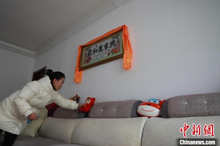 27日，春節(jié)將至，楊周馬草打掃房屋，拆洗沙發(fā)靠墊等。　丁思 攝