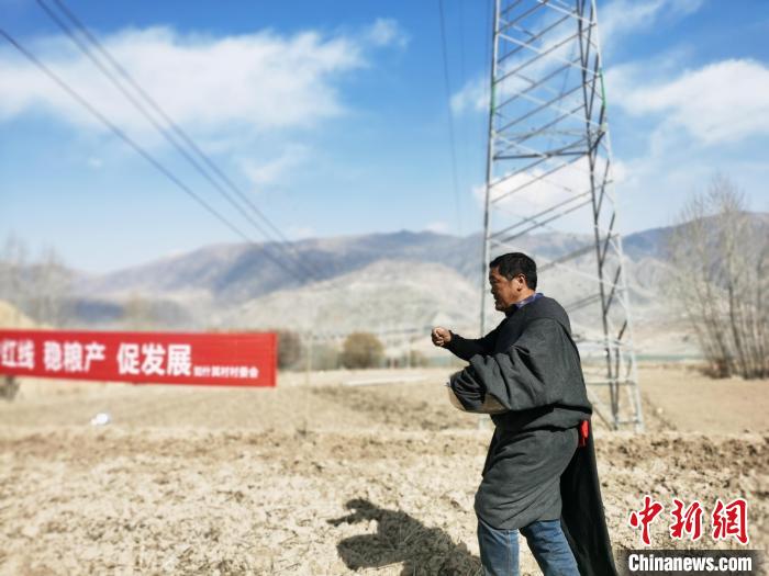 圖為藏族民眾撒種、施肥?！?zhí)砀?攝