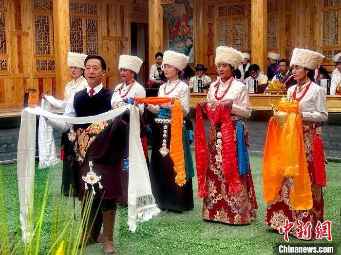 圖為“村晚”現(xiàn)場?！±钣穹?攝