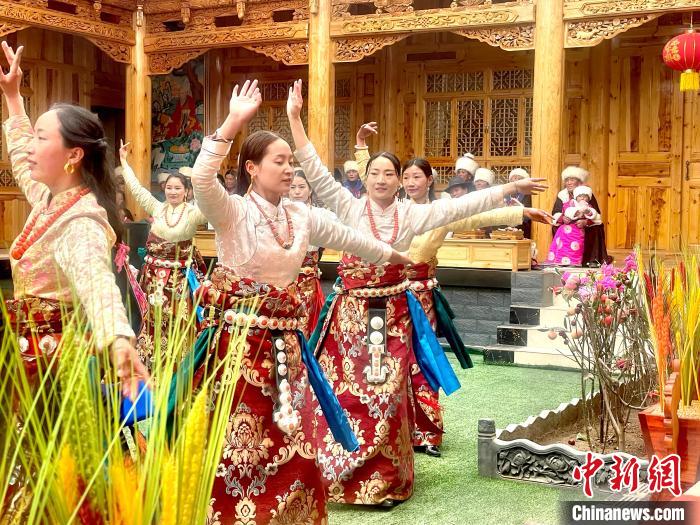 圖為藏族女性載歌載舞?！±钣穹?攝