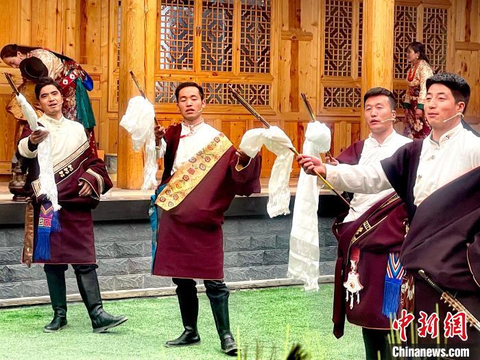 圖為藏族漢子表演節(jié)目?！±钣穹?攝