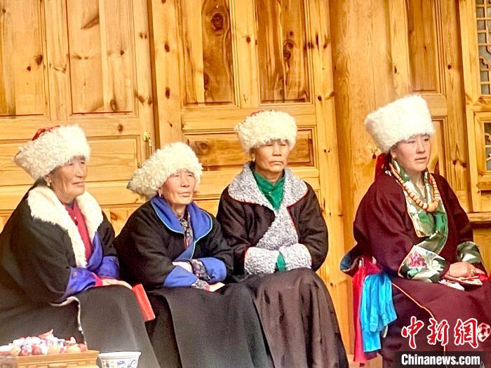 圖為藏族女性觀看“村晚”?！±钣穹?攝